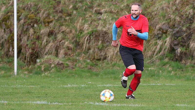 Buchbachs Abwehrchef und Spielertrainer Marco Pfaller im Vorw&auml;rtsgang