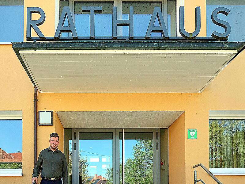 Lukas Ender, seit 1. Mai ehrenamtlicher B&uuml;rgermeister in Pfarrweisach, auf der Treppe des Rathauses.