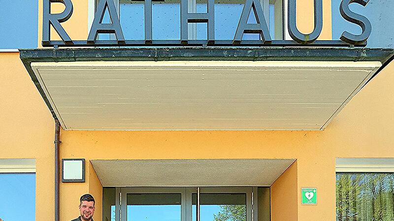 Lukas Ender, seit 1. Mai ehrenamtlicher B&uuml;rgermeister in Pfarrweisach, auf der Treppe des Rathauses.