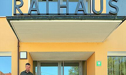 Lukas Ender, seit 1. Mai ehrenamtlicher Bürgermeister in Pfarrweisach, auf der Treppe des Rathauses. Lukas Ender, seit 1. Mai ehrenamtlicher Bürgermeister in Pfarrweisach, auf der Treppe des Rathauses.