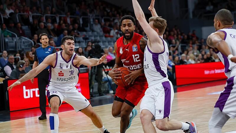 Bayreuths Neuzugang Marios Giotis (links) spielte in der abgelaufenen Saison für die BG Göttingen, dabei auch gegen Brose Bamberg mit Gerel Simmons (Mitte). Rechts Harald Frey (BG Göttingen).