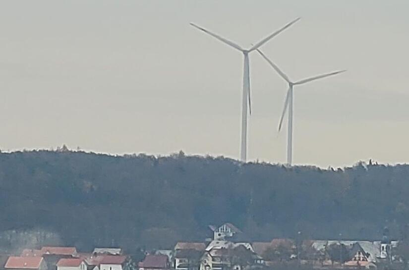 Blick auf Weingartsgreuth: Auf den H&uuml;geln im Wald bei Wachenroth k&ouml;nnten weitere Windr&auml;der gebaut werden.