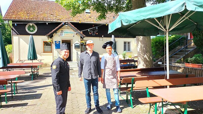 Michael Mackert von der ASG Gaustadt (Bildmitte)freut sich &uuml;ber seine neuen P&auml;chter Shiva Kumal (rechts) und Genadi Grigoryan (links)