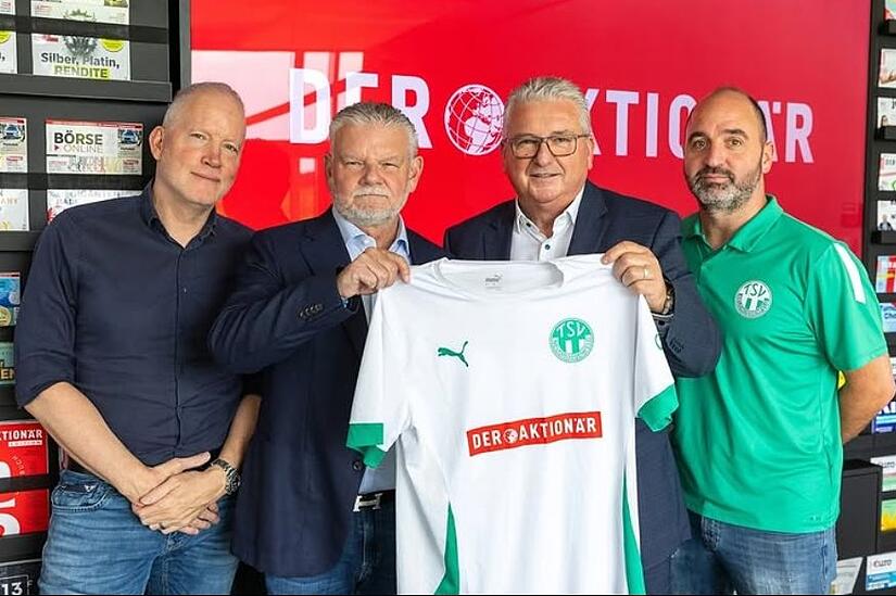 Der millionenschwere Kulmbacher Unternehmer Bernd Förtsch (Zweiter von links) engagiert sich nach dem Aus des ATS Kulmbach nun beim TSV Neudrossenfeld. Der Bayernligist wirbt künftig für Förtschs Börsenmagazin "Der Aktionär". Mit im Bild Sebastian Grebe (links), Prokurist der Börsenmedien AG, sowie (von rechts) Daniel Stöcker und Gerald Weinrich vom TSV Neudrossenfeld.