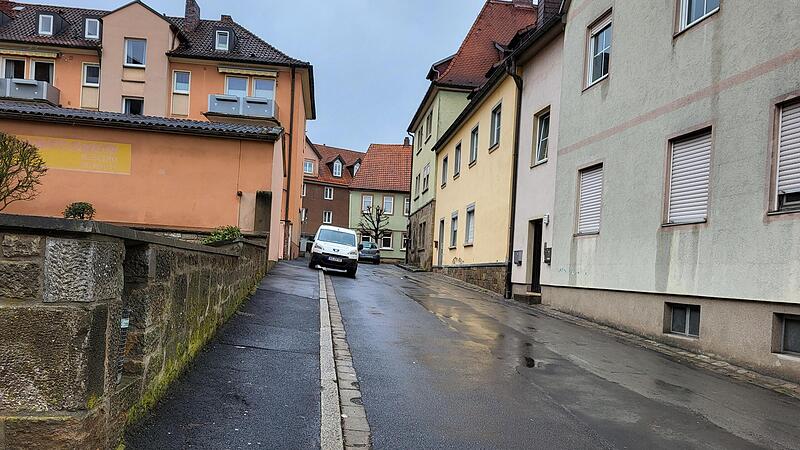 Die Anlieger der Kapellengasse w&uuml;nschen sich, dass der Gehweg dort neu gebaut wird, wo er jetzt schon ist.