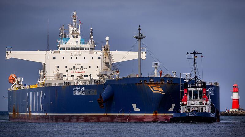 &Ouml;ltanker l&auml;uft in Seehafen ein