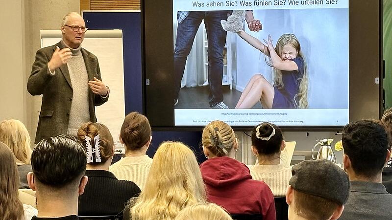 Anthropologe und Ethiker Prof. Arne Manzeschke führte durch das Seminar am Klinikum in Forchheim.Forchheim & Fränkische Schweiz