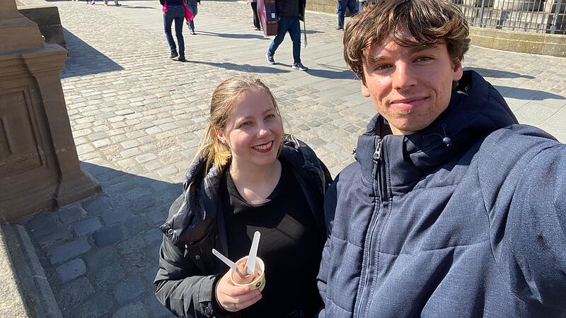 Dem besten Gesamtpaket auf der Spur. Das Tester-Dou, bestehend aus Kim und David, legt ganz pers&ouml;nliche Ma&szlig;st&auml;be an, wenn es um das beste Eis-Erlebnis in Bamberg geht.