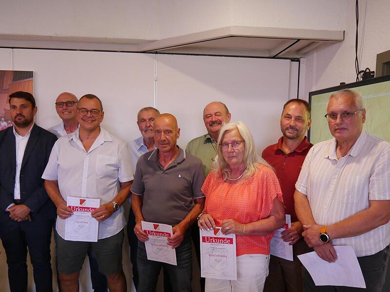 Für mehr als 50-jährige Mitgliedschaft bei der DJK zeichnete (v.l.) Vorsitzender Michael Schröter  Jürgen Vogler, Harald Jörg, Horst Franke, Roland Schneider, Gerhard Beck, Karin Schneider, Jimmy Helfrich und Günther Schneider aus. Es fehlen Egon ...