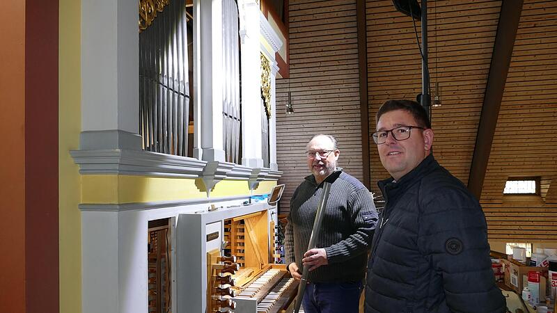 Orgelbaumeister Thomas Wolf (links) feilt bis zuletzt am Klang, Organist und Vereinsvorsitzender Martin Sterzinger h&ouml;rt zu.
