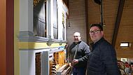 Orgelbaumeister Thomas Wolf (links) feilt bis zuletzt am Klang, Organist und Vereinsvorsitzender Martin Sterzinger hört zu.