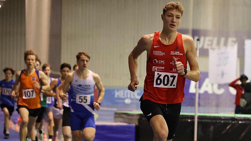 Noah M&ouml;ller (rechts) hielt von Beginn an das Tempo hoch und lief der U20-Konkurrenz um Sebastian Liebl (Nr. 55) und Teodor Franke (107) davon.