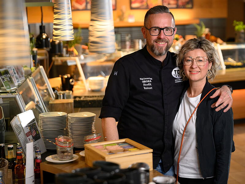 Gesch&auml;ftsf&uuml;hrer Thomas Faber und Johanna Nemeth stehen am Montag, 23. M&auml;rz 2026, in den Gesch&auml;fstr&auml;umen der Firma Faber Feinkost in der M&uuml;nnerst&auml;dter Stra&szlig;e in Bad Kissingen. Nach 125 Jahren schlie&szlig;en die beiden die Filiale in der Innenstadt von Bad Kissingen.