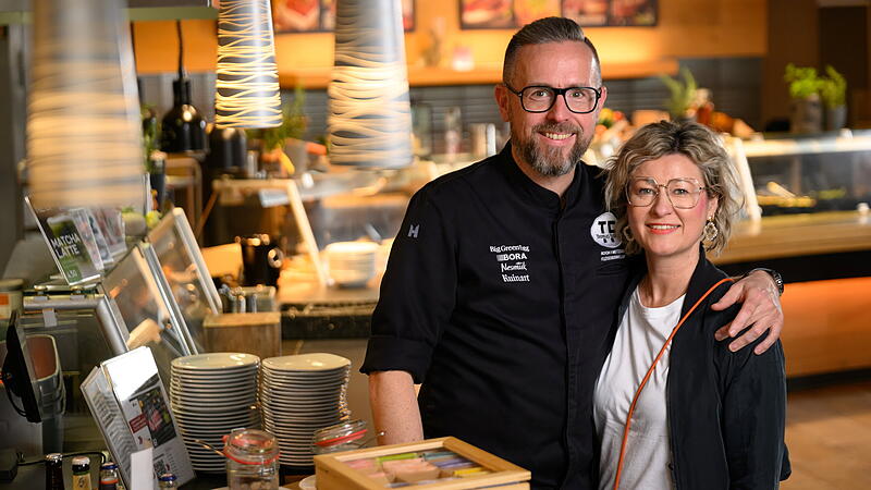Gesch&auml;ftsf&uuml;hrer Thomas Faber und Johanna Nemeth stehen am Montag, 23. M&auml;rz 2026, in den Gesch&auml;fstr&auml;umen der Firma Faber Feinkost in der M&uuml;nnerst&auml;dter Stra&szlig;e in Bad Kissingen. Nach 125 Jahren schlie&szlig;en die beiden die Filiale in der Innenstadt von Bad Kissingen.