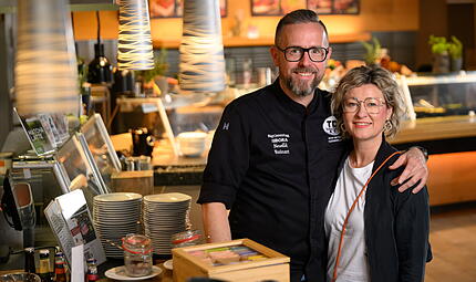 Nach über 125 Jahren: Was hinter dem Wegzug von Faber Feinkost aus der Bad Kissinger Innenstadt steckt Geschäftsführer Thomas Faber und Johanna Nemeth stehen am Montag, 23. März 2026, in den Geschäfsträumen der Firma Faber Feinkost in der Münnerstädter Straße in Bad Kissingen. Nach 125 Jahren schließen die beiden die Filiale in der Innenstadt von Bad Kissingen.