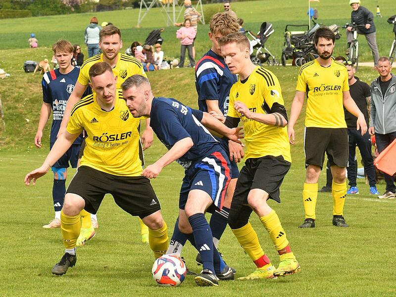 Der SGler Dominik Endres-Backert (am Ball) muss sich gegen die Siedler Marc Laub (links) und Michael Karch (rechts) zur Wehr setzen.