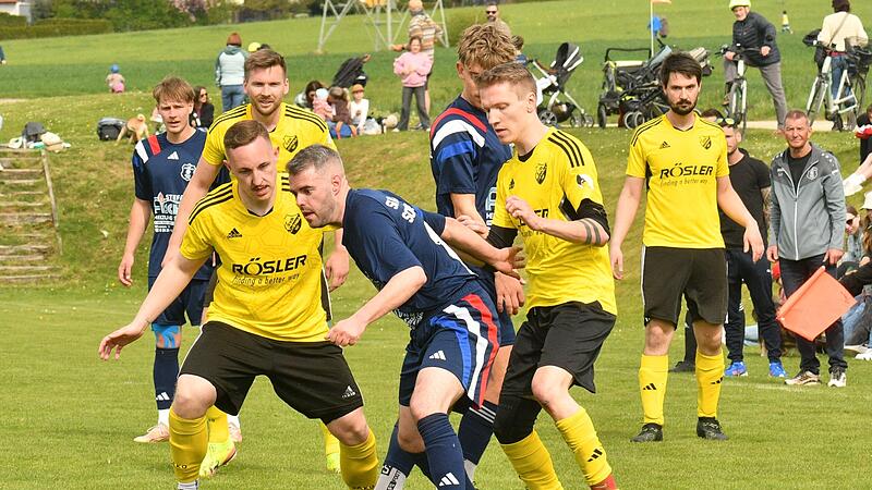 Der SGler Dominik Endres-Backert (am Ball) muss sich gegen die Siedler Marc Laub (links) und Michael Karch (rechts) zur Wehr setzen.