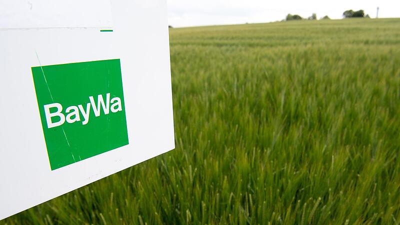 Das Logo der BayWa auf einem Schild.