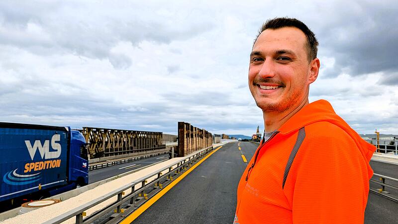 Wo Bauingenieur Alexander Gebhart heute (28.07.2025) steht, sollen schon morgen die ersten Autos fahren: Zwei neu gebaute Spuren der A70 auf H&ouml;he Hallstadt sind kurz davor, in Richtung Bayreuth freigegeben zu werden.