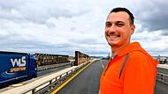 Wo Bauingenieur Alexander Gebhart heute (28.07.2025) steht, sollen schon morgen die ersten Autos fahren: Zwei neu gebaute Spuren der A70 auf Höhe Hallstadt sind kurz davor, in Richtung Bayreuth freigegeben zu werden.