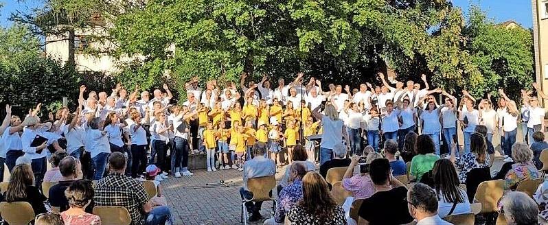 Im gro&szlig;en Finale der Sommerserenade sangen alle drei Chorensembles zusammen.