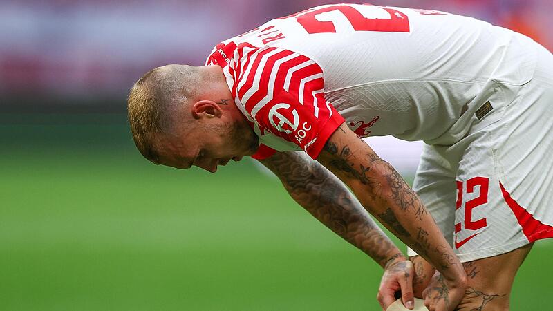 David Raum reagiert nach dem Abpfiff enttäuscht auf das torlose Unentschieden von RB Leipzig gegen den VfL Bochum.
