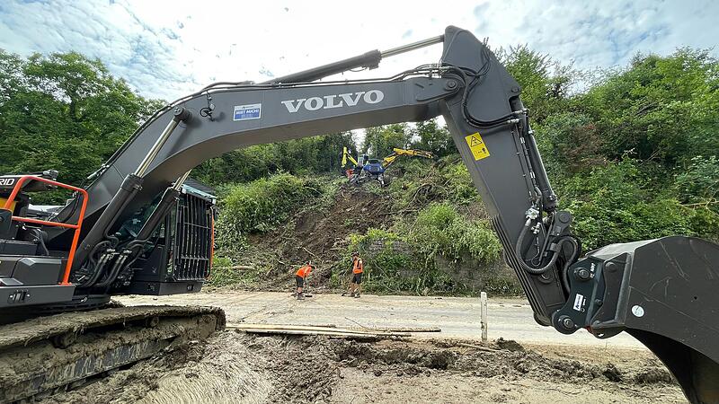 Das Unwetter am 1. Juni hat dazu geführt, dass ein Gleis der Bahnstrecke Kitzingen – Würzburg zwischen Kitzingen und Mainstockheim unterspült wurde. Für die Reparatur ist schweres Gerät nötig.