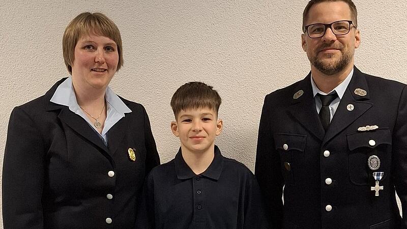 Neuaufnahme in die Jugendfeuerwehr: Franziska Hein (1. Kommandantin), Leif Leiber, Dominik Kutscher (1. Vorsitzender).