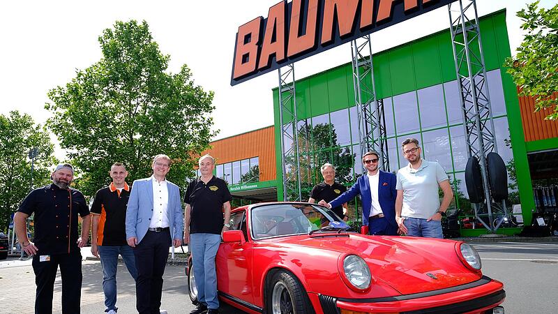 Automobile Ikonen, wie dieser luftgek&uuml;hlte Porsche 911, werden am 21. Juni beim Oldtimer-Treffen auf dem Globus-Gel&auml;nde zu sehen sein. Dar&uuml;ber freuen sich (von rechts) Tobias Sch&ouml;ffel, Landrat Jonas Gleich, Matthias Gro&szlig;, OSK-Vorsitzender Norbert ...