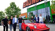 Automobile Ikonen, wie dieser luftgek&uuml;hlte Porsche 911, werden am 21. Juni beim Oldtimer-Treffen auf dem Globus-Gel&auml;nde zu sehen sein. Dar&uuml;ber freuen sich (von rechts) Tobias Sch&ouml;ffel, Landrat Jonas Gleich, Matthias Gro&szlig;, OSK-Vorsitzender Norbert ...