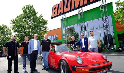 Automobile Ikonen, wie dieser luftgek&uuml;hlte Porsche 911, werden am 21. Juni beim Oldtimer-Treffen auf dem Globus-Gel&auml;nde zu sehen sein. Dar&uuml;ber freuen sich (von rechts) Tobias Sch&ouml;ffel, Landrat Jonas Gleich, Matthias Gro&szlig;, OSK-Vorsitzender Norbert ...