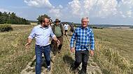 Landrat Sebastian Straubel und Hendrik Dressel (rechts) weihen den Wanderweg ein, indem sie flotten Schrittes darauf unterwegs sind.