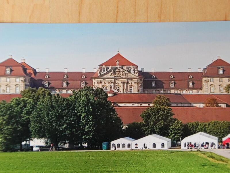 Schloss Pommersfelden ist im Film eine Schönbrunn-Kulisse. Während des Filmdrehs war das Schloss umgeben von einer Zelt- und Wohnwagenstadt. Schloss Pommersfelden ist im Film eine Schönbrunn-Kulisse. Während des Filmdrehs war das Schloss umgeben von einer Zelt- und Wohnwagenstadt.