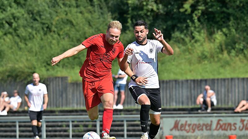 David Kraft (Iinks), hier im Zweikampf mit G&ouml;khan Sener vom SC Sylvia Ebersdorf, f&uuml;hrt auch in dieser Saison die Torsch&uuml;tzenliste des TV Ebern an.