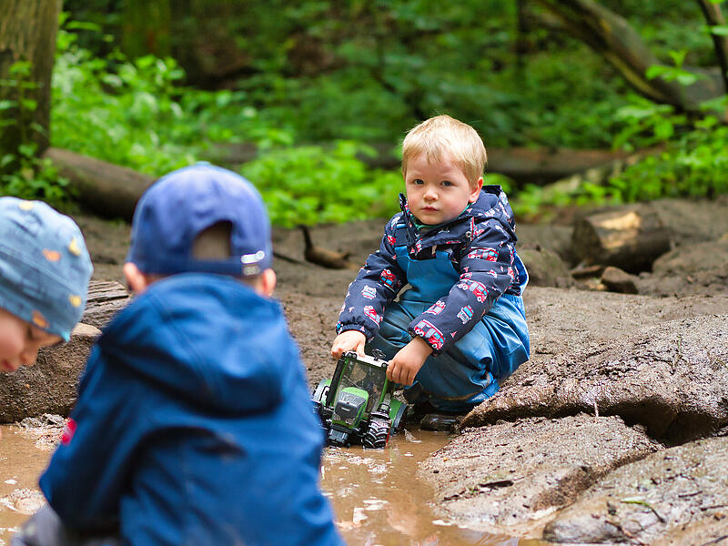 Waldkindergarten ForchheimForchheim & Fränkische Schweiz Matsch statt Spieleteppich: „Die Kinder erobern die Natur und erfahren so viele Dinge, die für ihr Leben von Bedeutung sind."