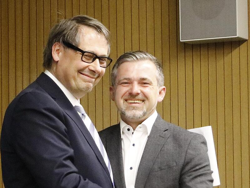 Seinem Stellvertreter Manuel Steinl (rechts) gratulierte B&uuml;rgermeister Roland Wolfrum nach dessen einstimmiger Wahl.