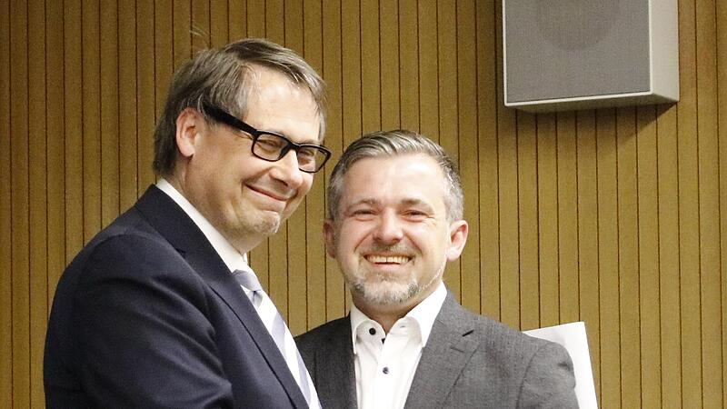 Seinem Stellvertreter Manuel Steinl (rechts) gratulierte B&uuml;rgermeister Roland Wolfrum nach dessen einstimmiger Wahl.