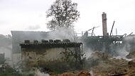 Völlig zerstört wurde eine 20 mal 40 Meter große Scheune in Uetzing durch die Flammen.