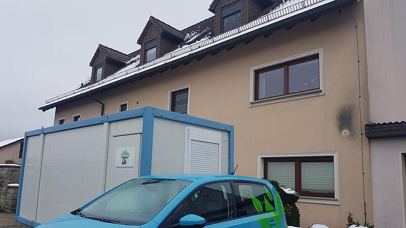 Ab Montag wieder ge&ouml;ffnet: die Hausarztpraxis in Burgpreppach, vor der das Praxismobil und ein Container f&uuml;r die Erk&auml;ltungssprechstunde parken. Weil die Praxisr&auml;ume nicht mehr zeitgem&auml;&szlig; sind, soll ein Neubau her. &Uuml;ber dessen Verwirklichung sind Un...