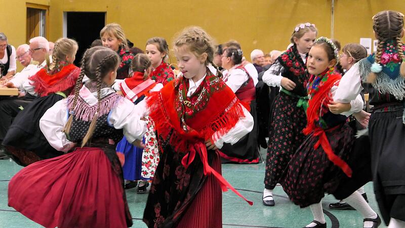 Die J&uuml;ngsten sind schon mit Eifer dabei. Die Kinder-Trachtentanzgruppe probt immer montags im alten Rathaus von Ebenhausen.