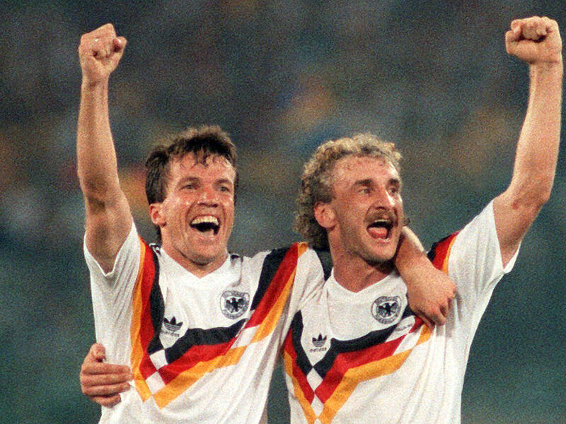 Bei der Fu&szlig;ball-WM 1990 gewann die deutsche Mannschaft um Lothar Matth&auml;us und Rudi V&ouml;ller in ihren Trikots mit Rauten-Muster. Wenn das mal kein gutes Omen f&uuml;r die neuen Rauten-Trikots ist.