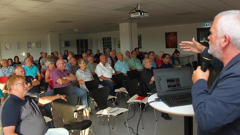 Markus Ruckdeschel von der Energieagentur Nordbayern (rechts) und sein Kollege Peter Hochstatter (links) informierten über die aktuelle Entwicklung.