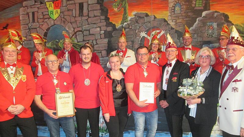 Die Repräsentanten des Fastnacht-Verbands Franken (von rechts): Karlheinz Suhrauf, dessen Gattin und André Köstner sowie der Vorsitzende der Faschingsfreunde Aura, Daniel Kaiser (links), dankten und gratulierten den Gewürdigten (weiter von links) ...