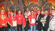 Die Repräsentanten des Fastnacht-Verbands Franken (von rechts): Karlheinz Suhrauf, dessen Gattin und André Köstner sowie der Vorsitzende der Faschingsfreunde Aura, Daniel Kaiser (links), dankten und gratulierten den Gewürdigten (weiter von links) ...