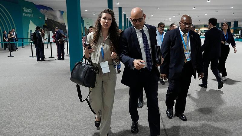 Simon Stiell, Klimachef der Vereinten Nationen, rechts, geht nach der abschließenden Plenarsitzung mit Joanna MacGregor, leitende Beraterin für den UN-Klimawandel, auf dem UN-Klimagipfel COP29, in Baku, Aserbaidschan.