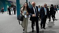 Simon Stiell, Klimachef der Vereinten Nationen, rechts, geht nach der abschließenden Plenarsitzung mit Joanna MacGregor, leitende Beraterin für den UN-Klimawandel, auf dem UN-Klimagipfel COP29, in Baku, Aserbaidschan.