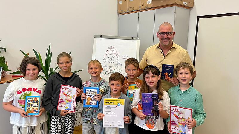 Sieben Viertkl&auml;ssler bilden die Redaktion der Sch&uuml;lerzeitung. Schulleiter Bernd Riemke betreute die redaktionelle Arbeit.