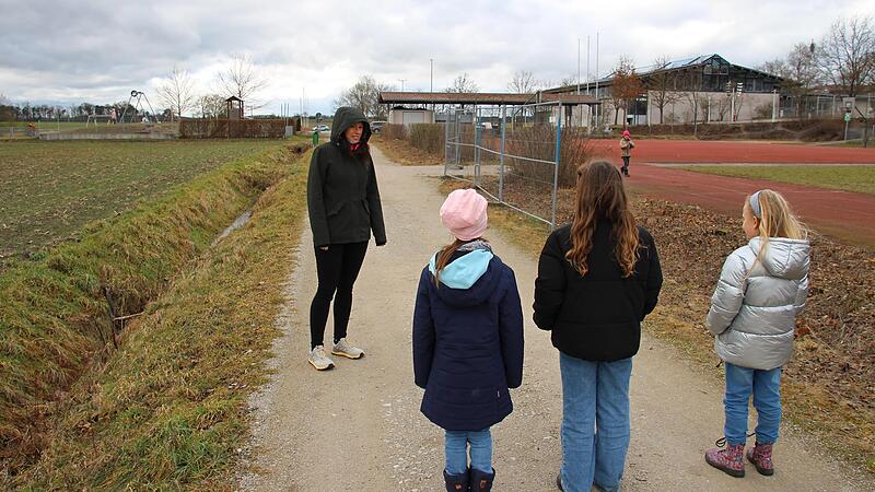 In unmittelbarer Nähe zur Grundschule in Hannberg und der Dreifachsporthalle im Hintergrund soll auf dem Grundstück links des Weges ein neues Gymnasium gebaut werden. Die Kinder aus dem benachbarten Hort freuen sich schon darauf.