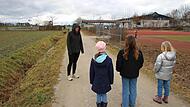 In unmittelbarer Nähe zur Grundschule in Hannberg und der Dreifachsporthalle im Hintergrund soll auf dem Grundstück links des Weges ein neues Gymnasium gebaut werden. Die Kinder aus dem benachbarten Hort freuen sich schon darauf. In unmittelbarer Nähe zur Grundschule in Hannberg und der Dreifachsporthalle im Hintergrund soll auf dem Grundstück links des Weges ein neues Gymnasium gebaut werden. Die Kinder aus dem benachbarten Hort freuen sich schon darauf.