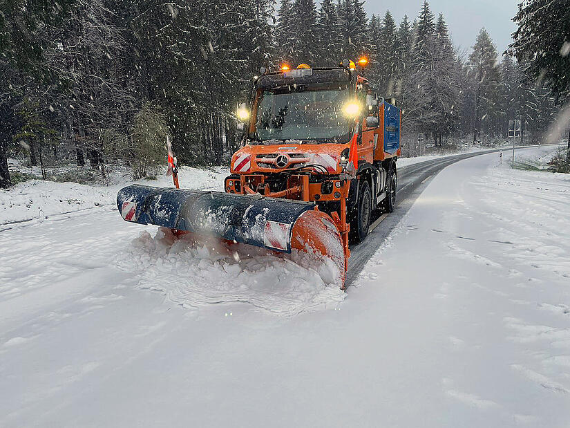 Sie sorgen f&uuml;r freie Fahrt: Die Mitarbeiter des Winterdienstes mit ihren R&auml;um- und Streufahrzeugen.